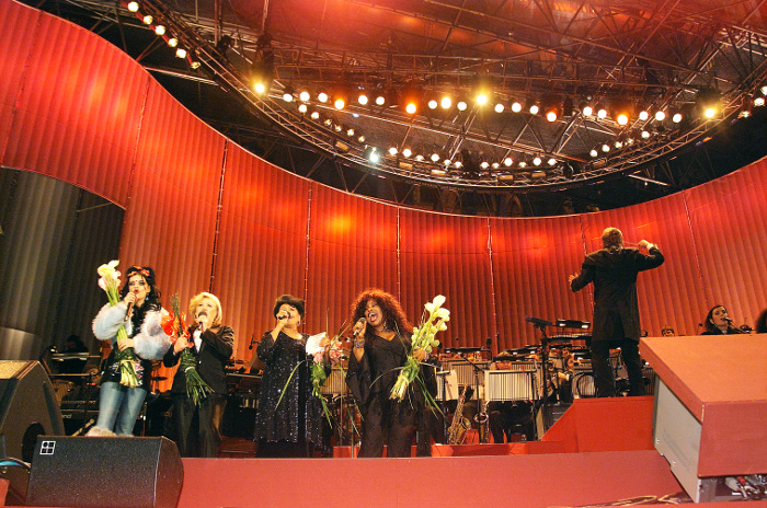 Frauenpower: JB dirigiert das Wr. Symphonieorchester mit N. Hagen, M. Faithfull, O. Portuondo, Ch. Khan