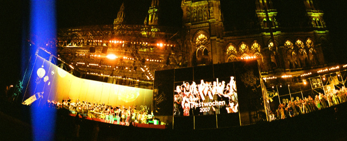 JB leitet eine Performance mit dem Wr. Symphonieorchester und der Tanzgruppe von Royston Maldoom